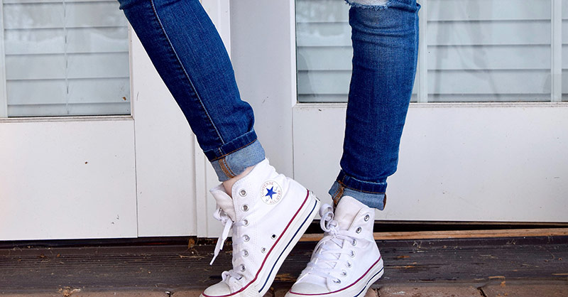 Converse Chucks mit Blue Jeans