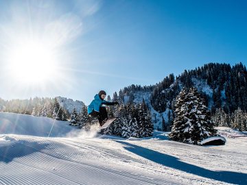 Snowboarding mit Helm und Protector