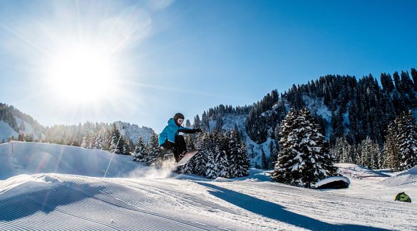 Snowboarding mit Helm und Protector