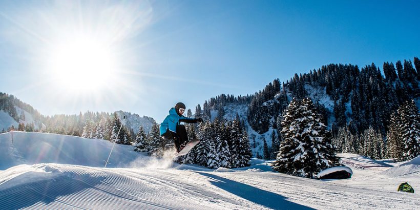 Snowboarding mit Helm und Protector